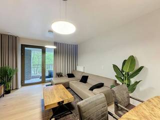 Brussel: Instapklaar en gemeubeld appartement met 1 slaapkamer. Dit volledig gemeubelde appartement beschikt over al het nodige comfort, een uiterst energiezuinig karakter (EPC A) en een vlotte bereikbaarheid naar de stad.<br /><br />Het appartement bestaat uit een lichtrijke, ruime living met een moderne, volledig geïnstalleerde open keuken en biedt toegang tot een gezellig terras met zicht op de omgeving. Verder telt dit appartement één slaapkamer die reeds voorzien is van praktische inbouwkasten, en een eigentijdse badkamer uitgerust met een ruime inloopdouche en een mooi wastafelmeubel.<br /><br />Dit appartement is afgewerkt met stijlvolle materialen en wordt volledig gemeubeld verhuurd, waardoor u meteen uw koffers kan uitpakken en van uw nieuwe thuis kan genieten. Dankzij het uitstekende EPC A-label geniet u als huurder bovendien van een optimaal wooncomfort.<br /><br />Wenst u dit appartement te bezichtigen? Gelieve dan een afspraak aan te vragen via onze website.