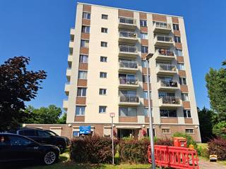 <p><span>Volledig gerenoveerd 1-slaapkamerappartement op centrale doch rustige ligging</span><span><br /><br />Het appartement is centraal gelegen tussen de kleine en de grote ring, met een bushalte <br />vlak voor de deur. Bovendien geniet u van een rustige ligging omgeven door groen. <br /><br />Rondom het gebouw is er voldoende parkeergelegenheid beschikbaar.<br /><br />Het appartement is gelegen op de eerste verdieping. Er is een lift voorzien in het gebouw.<br />Via de inkomhal, waar voldoende ruimte is voor een grote kleerkast of praktische opbergkast, <br />betreedt u het appartement. De leefruimte met open keuken vormt het hart van de woning. <br />De keuken is uitgerust met een keramische kookplaat, dampkap en aansluiting voor een wasmachine.<br /><br />De moderne badkamer beschikt over een inloopdouche, een toilet en een enkele lavabo met meubel.<br />Deze is voorzien van een praktische schuifdeur, waardoor de beschikbare ruimte optimaal benut wordt.<br /><br />Verder beschikt het appartement over een ruime aparte slaapkamer. <br /><br />Voor extra comfort zijn vliegenramen en lichtarmaturen reeds voorzien.<br /><br />Daarnaast kunnen bewoners gebruikmaken van twee gemeenschappelijke fietsenstallingen <br />en een gemeenschappelijke container voor restafval.<br /><br />Dankzij het gunstige EPC-label B woont u bovendien energiezuinig en geniet u van lagere energiekosten.</span><span><br /><br />Algemene informatie:</span><span><br />Huurprijs: 750 euro/maand<br />Algemene onkosten: 100 euro/maand<br />Vrij vanaf: onmiddellijk <br />EPC-waarde: 143 kWh/m²<br />Huisdieren: </span><span>enkel toegelaten mits voorafgaande schriftelijke toestemming van de verhuurder</span><span> </span></p>