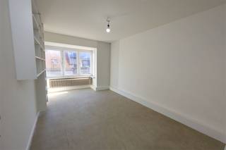 This extremely spacious apartment of 178 m² is located in a small-scale residence in Ostend.The building is located within walking distance of public...