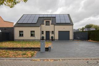 <p><span>Ruime energiezuinige en instapklare woning met 3 à 4 slaapkamers. </span></p><p><span> </span></p><p><span>Gelijkvloers: </span><span><br />Bij binnenkomst via de inkomhal, met gastentoilet, kom je in de lichtrijke woonkamer van 42 m² op keramische tegel. <br />Daarnaast is er een polyvalente ruimte van 34,5 m² die perfect dienst kan doen als bureel of extra slaapkamer.<br />De ingerichte keuken van 16 m² met heteluchtoven, combi-oven, inductiekookplaat, dampkap, vaatwasser (nieuwe van Miele sinds 1 jaar), koelkast en spoelbak sluit aan op de woonkamer. </span></p><p><span>De aangename veranda van 31 m², met pelletkachel en zonneluifel, vormt een extra leefruimte die dankzij de schuifdeuren volledig kan worden geopend voor voeling met de tuin. </span></p><p><span>Verder is er nog de praktische wasplaats/achterinkom met ingemaakte kasten en een inpandige garage van 19 m² met automatische poort. </span></p><p><span> </span></p><p><span>Eerste verdieping: </span><span><br />De bovenverdieping biedt drie ruime slaapkamers, slaapkamer 1 van 20 m² met dressing, en slaapkamer 2 en 3, beide van 14 m². <br />Voorts is er in de nachthal een apart toilet en een stijlvolle badkamer van 11 m², uitgerust met douche, jacuzzi-bad en dubbele lavabo op meubel. </span></p><p><span> </span></p><p><span>Zolder/kelder: </span></p><p><span>Kruipzolder met extra bergruimte en kruipruimte onder de woning (behalve onder de polyvalente ruimte en veranda). </span></p><p><span> </span></p><p><span>Tuin: </span></p><p><span>De onderhoudsvriendelijke tuin beschikt over een terras van 25 m², een tuinhuis en een grote serre, ideaal voor tuinliefhebbers. </span></p><p><span>De vijver, met Koi vissen, kan mits kleine aanpassingen als zwemvijver dienen. </span></p><p><span> </span></p><p><span>Bijzonderheden: </span></p><p><span>BEKIJK DE VIRTUELE RONDLEIDING! </span></p><p><span>Grote slaapkamers, polyvalente ruimte en woonkamer zijn voorzien van airco (met één zuinige unit) met mogelijkheid tot verwarmen ook. </span></p><p><span>Regenwaterput van 10.000 l, aangesloten op toiletten, wasmachine en buitenkraantjes. </span></p><p><span>Nieuwe CV-ketel van januari 2025. </span></p><p><span>Zonnepanelen 24 stuks met nog 6 jaar certificaten. </span></p><p><span>Rolluiken/vliegenramen. </span></p><p><span> </span></p><p><span>Stedenbouwkundige inlichtingen: Vergunning aanwezig, verkavelingsvergunning, geen voorkooprecht, geen maatschappelijke herstelmaatregel opgelegd, woongebied. </span></p>