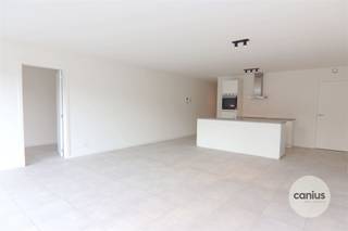 <p><span>GESCHILDERD NIEUWBOUWAPP. IN HARTJE HASSELT MET 3 SLKS + TERRAS, TUIN &amp; PARKING</span></p><p><span> </span></p><p><span>Op wandelafstand van het stadscentrum van Hasselt, Hoofdstad van de Smaak treffen wij residentie Mosa aan. Ideaal voor iemand die wil genieten van het bruisende stadscentrum. In de directe omgeving treffen wij lokale handelaars aan. Tevens bevinden wij ons op wandelafstand van verschillende parken, het Cultureel centrum, … Ook kunnen wij een goede bereikbaarheid garanderen door de ligging nabij openbaar vervoer en invalswegen  zoals de kleine en de grote ring waardoor wij ons vlot kunnen verplaatsen. </span></p><p><span> </span></p><p><span>Appartement 0.2 is gelegen op de gelijkvloerse verdieping. De indeling is als volgt: inkomhal, afzonderlijk toilet, leefruimte bestaande uit een zit- en eethoek, volledig geïnstalleerde keuken, berging, badkamer, 3 slaapkamers, dressing + terras en privatieve tuin. </span></p><p><span>Bij het appartement dient men verplicht een autostaanplaats en een kelderberging aan te kopen.</span></p><p><span> </span></p><p><span>Bij het appartement dient men verplicht een autostaanplaats (35.000,00 euro) en een kelderberging (6.000,00 euro) aan te kopen. Parkeergelegenheid gegarandeerd! </span></p><p><span> </span></p><p><span>TROEVEN</span></p><p><span>+ Beschikbaar bij notariële akte</span></p><p><span>+ Aangename buitenruimtes </span></p><p><span>+ Gunstige ligging in hartje Hasselt </span></p><p><span>+ Energiezuinig appartementen voorzien van hedendaagse technieken </span></p><p><span>+ Geniet nu nog van 6% BTW <br />(AANKOOP AAN VERLAAGD BTW-TARIEF VAN 6% ZOWEL OP DE CONSTRUCTIE ALS DE GROND (IPV 21%) MOGELIJK INDIEN MEN AAN DE WETTELIJKE VOORWAARDEN VOLDOET.)</span></p><p><span> </span></p><p><span>Net als ons overtuigd van de vele voordelen van residentie Mosa? Neem gerust contact op met één van onze medewerkers via 078 78 30 39 of <span>info@canius.be</span></span><span> </span></p><p><span> </span></p><p><span>*Deze gegevens zijn louter ter informatieve titel. De vermelde oppervlaktes zijn slechts indicatie. Canius Real Estate kan niet verantwoordelijk gesteld worden voor de juistheid van de aan haar verstrekte gegevens. </span></p><p><span> </span></p><p><span> </span></p>