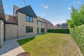 Gelegen in een recente verkaveling in het bruisende Knokke-Heist bevindt zich deze exclusieve villa uit 2019. Deze moderne BEN-woning (Bijna-Energieneutraal) combineert een uitzonderlijk gunstig EPC A (48 kWh/m²) met een hoogwaardige afwerking en een zee aan ruimte. De ligging is ideaal voor wie houdt van comfort en bereikbaarheid, met het strand, openbaar vervoer, scholen en diverse winkels in de directe nabijheid. Dit is de perfecte match voor gezinnen die op zoek zijn naar een instapklare, toekomstgerichte thuis aan de Belgische kust.<br /><br />De inkomhal met vestiaire en gastentoilet leidt naar de lichtrijke leefruimte met zit- en eetplaats en een bureau. Koken gebeurt in de volledig ingerichte open keuken, met aansluitend een bijkeuken/wasplaats en berging. De ruime garage heeft een elektrische poort en de oprit biedt extra parkeergelegenheid. Buiten geniet u van de zonnige tuin met overdekt terras.<br /><br />Op de eerste verdieping biedt de nachthal toegang tot twee slaapkamers, een badkamer met bad en douche, en de master bedroom met dressing en ensuite badkamer. Via een vaste trap bereikt u de tweede verdieping, nu ingericht als tweede leefruimte en berging. Deze etage is eenvoudig om te bouwen tot twee extra slaapkamers en een badkamer, wat de mogelijkheid biedt tot maar liefst vijf slaapkamers in deze hoogwaardig afgewerkte villa.<br /><br />Uniek aanbod voor wie op zoek is naar een ruime villa te Knokke-Heist!<br /><br />Wenst u meer informatie of een bezoek? Contacteer Arne via 0493 25 35 85 <br /><br />Bestuursmaatregelen in het maatregelenregister: nee
