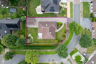 Deze woning is gelegen in een rustige en groene omgeving in de onmiddellijke nabijheid van belangrijke invalswegen, buurtwinkels en het openbaar vervoer. De woning geniet volgende indeling: inkom met gastentoilet en vestiaire, ruime leefruimte, keuken, veranda, wasplaats, nachthal met toegang tot de badkamer (ligbad, dubbele lavabo en toilet) en 2 slaapkamers.<br /><br />De woning is voorzien van een aangename ZW gerichte tuin, aparte garage en ruime bergzolder.<br />EPC 594 - Label F<br /><br />Bezoek mogelijk na afspraak met Serge van Center Office via 0485/61 59 22.