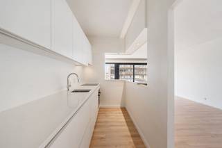 Te koop: Prachtig gerenoveerd appartement op TOPligging Oostende!In één van de meest gegeerde straten van Oostende, op amper 100 meter van het strand, bevindt zich dit volledig gerenoveerde appartement.Het appartement werd met oog voor detail en kwalitatieve materialen vernieuwd, waardoor u hier geniet van een instapklaar en zorgeloos wooncomfort.Wat maakt dit pand uniek?Via de inkomhal bereikt u twee volwaardige slaapkamers, een stijlvol vernieuwde badkamer en een apart toilet. Verder komt u in de lichtrijke leefruimte met open keuken, waar u geniet van een aangenaam zicht over de stad. De open keuken vormt een echte blikvanger: een nieuwe Dovy-keuken met composiet werkblad en kwalitatieve toestellen waarop nog garantie van toepassing is.Een extra troef zijn de twee terrassen, zowel aan de voor- als achterzijde van het appartement, waardoor u op elk moment van de dag van een buitenruimte geniet.Daarnaast bestaat de mogelijkheid om een staanplaats met berging in de residentie bij aan te kopen voor € 25.000. Voor wie is dit ideaal?Ideaal voor wie op zoek is naar een instapklaar appartement aan zee, als vaste woonst, tweede verblijf of investering op toplocatie.Te koop via Immo Beguin, jouw vastgoedexpert sinds 2009, met kantoren in Ronse, Waregem, Kortrijk, Deinze, Doornik en Lessines.Meer info of bezoek aanvragen via: arne@immobeguin.be