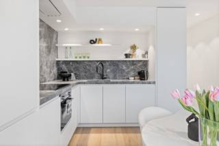 Ontdek dit volledig gerenoveerde penthouse-appartement op slechts 20 meter van de zeedijk-Albertstrand, met 2 prachtige zonneterrassen en zijdelings zeezicht.<br /><br />Dit eigendom biedt een moderne indeling met een inkomhal voorzien van een gastentoilet. De lichtrijke living met directe toegang tot het zonneterras (Zuid-West oriëntatie), waar u kunt genieten van een sfeervol zicht. Een volledig uitgeruste open keuken en 2 volwaardige slaapkamers (elke kamer is voorzien van voldoende ingemaakte kasten), elk met een eigen douchekamer, maken dit penthouse compleet. Achteraan bevindt zich nog een ruim terras met ochtendzon.<br /><br />Extra's: 2 immense zonneterrassen, zijdelings zeezicht, een privatieve kelderberging in het gebouw en een ideale ligging in Knokke, belichaamt hedendaagse luxe aan de kust. Mis deze unieke kans niet!<br /><br />Meer info bel of mail naar: Info@yess-vastgoed.be / 0470.49.45.47