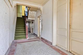 De woning met oude brouwerij is gelegen in de dorpskern van Dikkele, een beschermd dorpsgezicht en deelgemeente van Zwalm. Het voormalige brouwershuis in art-decostijl beschikt over een bruikbare vloeroppervlakte van 209 m² en geniet van een rustige, pittoreske ligging in het hart van de Vlaamse Ardennen. De woning dient volledig gerenoveerd te worden, maar biedt vandaag reeds 5 slaapkamers en tal van authentieke elementen die behouden en in ere hersteld kunnen worden. Dit pand vormt dan ook een unieke opportuniteit voor liefhebbers van karaktervolle renovatieprojecten. Achteraan bevindt zich de voormalige brouwerij, een bijzonder volume van maar liefst nog 564m² extra met tal van mogelijkheden opgesplitst in 2 delen: de oude brouwerij zelf en nog een extra functionele opslag- en werkruimte en garage. Deze ruimtes kunnen dienen als opslagplaats, kunnen worden omgevormd tot vakantiewoning, horeca-concept, atelier of een andere invulling, afhankelijk van uw plannen en de geldende stedenbouwkundige voorschriften. Ideaal voor wie op zoek is naar rust, ruimte, karakter en potentieel, in een prachtige landelijke omgeving met uitstekende bereikbaarheid. Enkel een schriftelijk aanvaard bod door de verkopers resulteert in een verkoop of enige verbintenis. Contacteer Vastgoed Lietaer op 055 500 007 om meer informatie in te winnen of een afspraak vast te leggen. Geen renovatieplicht door de ligging in een beschermd dorpsgezicht!