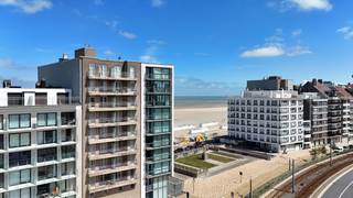 <p><span>Mooi appartement met twee slaapkamers en twee terrassen gelegen aan de Heistlaan. Alle commerciële voorzieningen, het station en het strand op wandelafstand bereikbaar. Achteraan geeft het gebouw uit op natuurgebied. Vooraan is het rechtover Delhaize, met open zicht en voldoende parkeergelegenheid in de straat.</span><br /><br /><span>Indeling:</span><br /><span>Ruime inkomhal met vestiaire en een praktische berging met aansluiting voor een wasmachine en een droogkast. De lichtrijke woonkamer geeft uit op een aangenaam terras aan de voorzijde, waar u kunt genieten van een open en rustgevend uitzicht. De open keuken is volledig uitgerust met alle nodige toestellen en sluit naadloos aan op de leefruimte.</span><br /><br /><span>Aan de achterzijde bevinden zich twee volwaardige slaapkamers, beide met toegang tot een ruim westgericht terras dat uitkijkt over de polders. Dankzij deze ideale oriëntatie geniet u hier de hele namiddag en avond van de zon. De badkamer, bereikbaar via de nachthal, is uitgerust met een toilet, ligbad, lavabo en een comfortabele inloopdouche.</span><br /><br /><span>Daarnaast bestaat de mogelijkheid om een afgesloten garagebox in het gebouw aan te kopen.</span><br /><br /><span>Troeven: overal hoogrendementsglas, energiezuinig (EPC label B), een recente vernieuwde condensatieketel, twee aangename zonneterrassen, open zichten voor-en achteraan,... Prijs/kwaliteit een mooi aanbod.</span><br /><br />EPC: 127 kWh/m² (UC: 2943814)</p>