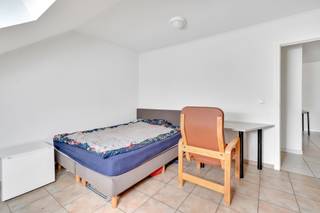 <p>Dit investeringspand in Riemst vormt een interessante opportuniteit voor wie op zoek is naar een rendabele vastgoedbelegging in een rustige en goed bereikbare omgeving. Het pand is gelegen in een aangename buurt waar je kan genieten van rust en privacy, terwijl voorzieningen en verbindingswegen vlot bereikbaar blijven. Dit zorgt voor een sterke aantrekkingskracht op huurders en een stabiel verhuurpotentieel op lange termijn. Bij het betreden van het pand kom je in een functionele indeling die mogelijkheden biedt voor comfortabel wonen. De leefruimtes sluiten logisch op elkaar aan en creëren een aangenaam geheel dat geschikt is voor diverse doelgroepen. De bovenverdieping biedt bijkomende ruimte die flexibel kan worden ingevuld naargelang de noden van de bewoners. Ook buiten is er ruimte die bijdraagt aan het wooncomfort en de aantrekkelijkheid van het pand. De rustige ligging in Riemst vormt een belangrijke troef voor wie op zoek is naar een evenwicht tussen wonen en bereikbaarheid. Dit type pand spreekt een brede doelgroep aan, wat de verhuurbaarheid ten goede komt. Voor investeerders betekent dit een interessante combinatie van zekerheid en groeipotentieel. Dit pand biedt niet alleen een solide basis als woonst, maar ook als investering met toekomstperspectief. Dankzij de combinatie van ligging, comfort en mogelijkheden is dit pand een waardevolle toevoeging aan elke vastgoedportefeuille. Neem contact op om dit investeringspand in Riemst zelf te ontdekken en het potentieel ter plaatse te ervaren.</p>