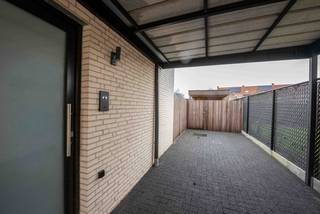 Deze <span><strong>instapklare passieve woning uit 2022</strong></span> combineert<span><strong> hedendaags wooncomfort met energiezuinigheid en is tot in de puntjes onderhouden</strong></span>.<br />Met een uitzonderlijk laag<span><strong> E-peil van 15</strong></span> biedt de woning niet alleen een duurzame toekomst, maar ook een aangenaam en zorgeloos woongevoel.<br /><span><strong>R</strong></span><strong>ustig gelegen op een nieuw woonerf in een doodlopende straat</strong> en toch <span><strong>op korte afstand van het centrum van Deerlijk</strong></span>, wat zorgt voor een ideale balans tussen rust en bereikbaarheid.<br />Naast de woning bevindt zich een <span><strong>carport met plaats voor twee wagens</strong></span>, vanwaar je vlot kan doorlopen naar het tuinhuis dat perfect dienstdoet als <span><strong>fiets-en tuinberging</strong></span>.<br />Je komt binnen in de inkomhal met een <span><strong>apart gastentoilet</strong></span>. De<span><strong> lichtrijke woonkamer</strong></span> geniet van een <span><strong>mooi zicht op de tuin en is uitgerust met voorzetscreens.</strong></span><br /> Aansluitend bevindt zich de <span><strong>moderne open keuken die volledig is ingericht met kwalitatieve SMEG-toestellen, een stijlvol keukeneiland en een grote Amerikaanse koelkast </strong></span>die in de woning blijft. Grenzend aan de keuken is er een<span><strong> ruime en bijzonder praktische berging</strong></span>, ideaal voor extra opslag.<br />Op de bovenverdieping bevinden zich <span><strong>3 volwaardige slaapkamers, een apart toilet en een smaakvol afgewerkte badkamer</strong></span> met<span><strong> ligbad, inloopdouche en dubbele lavabo.</strong></span><br />Achteraan is er een <span><strong>gezellig terras en tuin</strong></span> !<br />Ook aan energiezuinigheid is verder gedacht dankzij de aanwezigheid van <span><strong>zonnepanelen</strong></span>, wat deze woning extra aantrekkelijk maakt.<br />Kortom, dit is een <span><strong>hedendaagse, comfortabele en perfect onderhouden gezinswoning die volledig instapklaar is</strong></span> !<br />Indien u wat verder scrolt naar beneden kunt u bij de downloads het<span><strong> grondplan </strong></span>bekijken !<br />E-peil : 15 en UC: EP17982 Wenst u meer info of een bezoek ? Contacteer<u> Peter : 0496/176878</u>