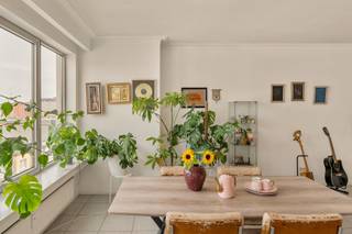 <p><strong>Sommige buurten bruisen van 's morgens vroeg tot 's avonds laat - en 2060 is daar het perfecte voorbeeld van. Een koffiebar om de hoek, gezellige horeca op wandelafstand en het openbaar vervoer dat je moeiteloos de stad in en uit brengt. Hier zit je midden in het leven. En toch wacht er boven al die levendigheid een appartement waar rust en licht de hoofdrol spelen. Kom binnen…</strong></p><p></p><p><strong>Een uitzicht dat elke dag verandert</strong></p><p></p><p>Op de vijfde verdieping geniet je van iets wat in de stad zeldzaam is: ruimte om ver te kijken. De vernieuwde raampartijen trekken een overvloed aan daglicht naar binnen en geven de leefruimte een heerlijk open gevoel. Hier verandert het uitzicht mee met de seizoenen, terwijl jij gewoon comfortabel in je zetel zit.</p><p></p><p><strong>Samen koken, samen leven</strong></p><p></p><p>De open keuken sluit mooi aan op de leefruimte, waardoor alles één gezellig geheel vormt. Ze is volledig bruikbaar en kan met een opfrissing van het werkblad en enkele kasten weer helemaal mee. Ideaal voor wie graag meteen intrekt en stap voor stap zijn eigen stempel op de woning wil drukken.</p><p></p><p><strong>Rust achteraan</strong></p><p></p><p>De twee volwaardige slaapkamers liggen aan de achterzijde van het gebouw, weg van de levendigheid van de straat. Zo krijg je het beste van twee werelden: een bruisende buurt voor de deur en een rustige plek om de dag af te sluiten.</p><p></p><p><strong>Praktisch zonder compromissen</strong></p><p></p><p>De badkamer beschikt over een bad met een douche én een aansluiting voor je wasmachine. Daarnaast is er ook een apart toilet, een klein detail dat in het dagelijkse leven verrassend veel verschil maakt.</p><p></p><p><strong>Een slimme eerste stap</strong></p><p></p><p>Dit appartement is een ideale uitvalsbasis voor starters die op zoek zijn naar een fijne plek met veel licht, een praktische indeling en een topligging. Een woning waar je meteen kan intrekken, maar die tegelijk ook nog ruimte laat om ze helemaal eigen te maken.</p><p></p><p><strong>Verliefd? Info@ugly.be</strong></p><p></p>