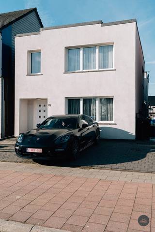 <p>Wie ruimte, comfort en potentieel zoekt, vindt aan de Mechelbaan een uitzonderlijke kans. Deze royale gezinswoning biedt een leefomgeving die luxueus, praktisch en toekomstgericht is: ideaal voor meergeneratiewonen, samengestelde gezinnen of wie graag ruim leeft. Het huis is meer dan een woning; het is een leefconcept dat rust, verbondenheid en mogelijkheden combineert. Bij het binnenkomen ervaar je meteen dat dit geen standaard pand is, maar een thuis dat uiteenlopende levensstijlen ondersteun.<br />De ligging aan de Mechelbaan is centraal en vlot bereikbaar, met een evenwicht tussen rust en dynamiek. Scholen, winkels, natuur, sport en uitvalswegen liggen dichtbij, terwijl de woning zelf een oase vormt. Perceel, gevel en omgeving stralen degelijkheid en ruimte uit. De woning werd zorgvuldig onderhouden en geoptimaliseerd: instapklaar, maar met mogelijkheden tot personalisatie of uitbreiding.<br />Elke verdieping is functioneel en aangenaam, met bruikbare ruimte voor hobby’s, thuiswerk, atelier of grote gezinnen. De woning speelt in op nieuwe woonvormen: samengestelde gezinnen, kinderen met wisselende verblijfsritmes en grootouders die nabij maar autonoom willen wonen. Dankzij de slimme indeling kunnen delen eenvoudig worden afgescheiden en kan een aparte wooneenheid worden gecreëerd, zonder verlies aan privacy of verbondenheid. De vele kamers en leefzones maken comfortabel samenleven mogelijk.<br />Voor vragen: nessim@homixx.be of 03 653 11 96.</p>