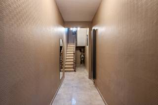<p><strong>Instapklare woning in het centrum van Zemst</strong></p>
<p>Deze instapklare woning bevindt zich in het hartje van Zemst, met openbaar vervoer, de autosnelweg, scholen en diverse lokale handelaars op wandelafstand. De ideale ligging voor wie comfort en mobiliteit wil combineren.</p>
<p>U betreedt de woning via een ruime inkomhal die toegang biedt tot de gezellige zithoek. Aansluitend bevindt zich de volledig ingerichte keuken met eethoek.</p>
<p>Via de trap bereikt u de eerste verdieping met één ruime slaapkamer en een aparte badkamer, uitgerust met douche, ligbad, dubbele lavabo en toilet.</p>
<p>Op de zolderverdieping bevinden zich twee ingerichte slaapkamers en een extra opbergruimte. Extra stockage is eveneens mogelijk in de praktische kelder.</p>
<p>Aan de achterzijde van de woning vindt u een gezellig terras met een wijd uitzicht over de omliggende velden.<br /><br /><em><strong>TROEVEN:</strong></em><br />- EPC C<br />- Thuisbatterij van 5kW<br />- waterverzachter<br />Benieuwd en wenst u deze woning graag te bezoeken?<br />Contacteer ons via 015 68 26 08 of info@imperiavastgoed.be</p>