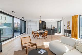 Op een absolute toplocatie in het bruisende hart van Gent, op een steenworp van de Korenmarkt en het Sint-Baafsplein, staat dit exclusieve duplex penthouse te koop. Dankzij deze unieke centrale ligging bevinden winkels, gezellige horeca en culturele hotspots zich letterlijk om de hoek. Daarnaast geniet de buurt van een uitstekende bereikbaarheid via het openbaar vervoer (tram en bus).<br /><br />Bij het betreden van het appartement wordt u verwelkomd in een stijlvolle inkomhal met ruime opbergmogelijkheden. Verder vindt u een gastentoilet, drie bijzonder ruime slaapkamers en 2 luxueuze badkamers.<br /><br />Op de bovenverdieping van dit duplex-penthouse wacht een lichte en elegante leefruimte die pure luxe uitstraalt. Deze vloeit naadloos over in de volledig uitgeruste designkeuken. Via het grote schuifraam bereikt u het eerste terras, de perfecte plek om te genieten van een diner met zicht op de stad.<br /><br />De absolute blikvanger? De terrassen met een adembenemend panoramisch uitzicht over de Gentse skyline, met het Belfort en de Sint-Baafskathedraal als iconisch decor. Dit unieke pand staat nu te koop voor wie zoekt naar ongeëvenaarde stedelijke luxe.<br /><br />Bestuursmaatregelen in het maatregelenregister: nee