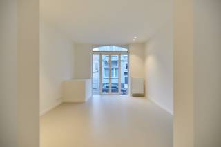 APPARTEMENT DUPLEX RÉNOVÉ DANS LE QUARTIER BELLE-ÉPOQUE<br />Rez-de-chaussée : cuisine ouverte (entièrement équipée), salon, grande terrasse arrière également reliée au sous-sol, toilettes séparées.<br />Sous-sol : couloir, débarras, salle de bain avec douche et toilette (branchement pour machine à laver fourni), 2 chambres (chacune avec accès à la terrasse)
<ul>
<li>Duplex (rez-de-chaussée + sous-sol)</li>
<li>Disponible immédiatement</li>
<li>Provisions sur frais fixes : € 50 par mois</li>
<li>Abri à vélos partagé</li>
<li>Chauffage individuel au gaz</li>
<li>EPC :E35</li>
</ul>