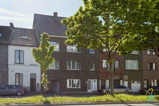 TE KOOP - GENT<br />Bezoeken op afspraak – Contacteer Bruno via 0495 12 20 64.<br /><br />Dit ruime appartement, gelegen op de Rooigemlaan 37 in Gent, geniet van een centrale ligging met vlotte verbinding naar het stadscentrum, openbaar vervoer en invalswegen. Winkels en dagelijkse voorzieningen bevinden zich op wandelafstand.<br /><br />Het appartement beschikt over een lichtrijke leefruimte met een karaktervolle indeling, een functionele keuken, twee volwaardige slaapkamers en een vernieuwde badkamer. Het gebouw is degelijk onderhouden en biedt een aangename woonomgeving. <br /><br />Extra troef is de achterliggende garagebox, die kan dienen als parkeer- en bergruimte. Deze kan apart worden aangekocht voor € 25.000.<br />Op zoek naar een comfortabel appartement met een centrale ligging? Plan dan zeker uw bezoek.