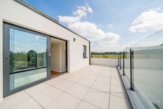 <p><span>Deze woning kan u exclusief bezoeken tijdens onze opendeurdag op zondag 13 september, van …u tot …u. Kom de woning ontdekken, met of zonder afspraak.</span></p>
<p><span>Informatie &amp; bezoeken: 02 315 51 71</span></p>
<p><span>We Invest Brussels presenteert deze mooie, volledig gerenoveerde woning, gelegen in Steenokkerzeel, in een rustige en residentiële omgeving.</span></p>
<p><span>Met een bewoonbare oppervlakte van 227 m² biedt de woning ruime vertrekken en een ideale indeling voor een gezin. De woning beschikt over 4 slaapkamers en een bureau, evenals voldoende bergruimte en een ruime wasruimte.</span></p>
<p><span>De kelderverdieping beschikt over een garage van 34 m² en een kelder van 5 m². Buiten geniet u van een tuin van meer dan 600 m², met tal van mogelijkheden voor inrichting en de mogelijkheid om een zwembad te voorzien, mits de nodige vergunningen.</span></p>
<p><span>De woning werd volledig gerenoveerd met kwaliteitsvolle materialen en wordt gemeubeld verkocht. Ze is instapklaar en er zijn geen werken meer nodig.</span></p>
<p><span>Op technisch vlak beschikt de woning over een EPC-label C en een conforme elektrische installatie.</span></p>
<p><span>De ligging biedt een aangename woonomgeving en bevindt zich bovendien nabij winkels, scholen, openbaar vervoer en belangrijke verbindingswegen.</span></p>
<p><span>Een complete en zeldzame woning op de markt, ideaal voor een gezin dat op zoek is naar ruimte, comfort en een instapklare woning.</span></p>
<p><span>Te bezoeken zonder uitstel!</span></p>
<p><span>Meer ontdekken? Bekijk alle woningen die exclusief te bezoeken zijn op 13 september → </span><span>https://weinvest.be/fr-BE/search?at=Bruxelles&amp;c=4.35121%2C50.8551&amp;t=place&amp;exclusive=1&amp;src=seo-landing</span></p>