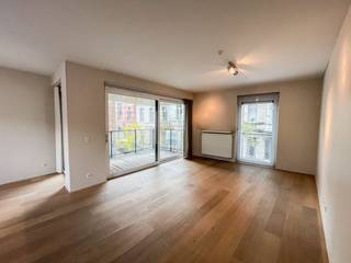 Dit appartement, gelegen op het eerste verdiep,  is als volgt ingedeeld: inkomhal, twee volwaardige slaapkamers, badkamer met dubbele...