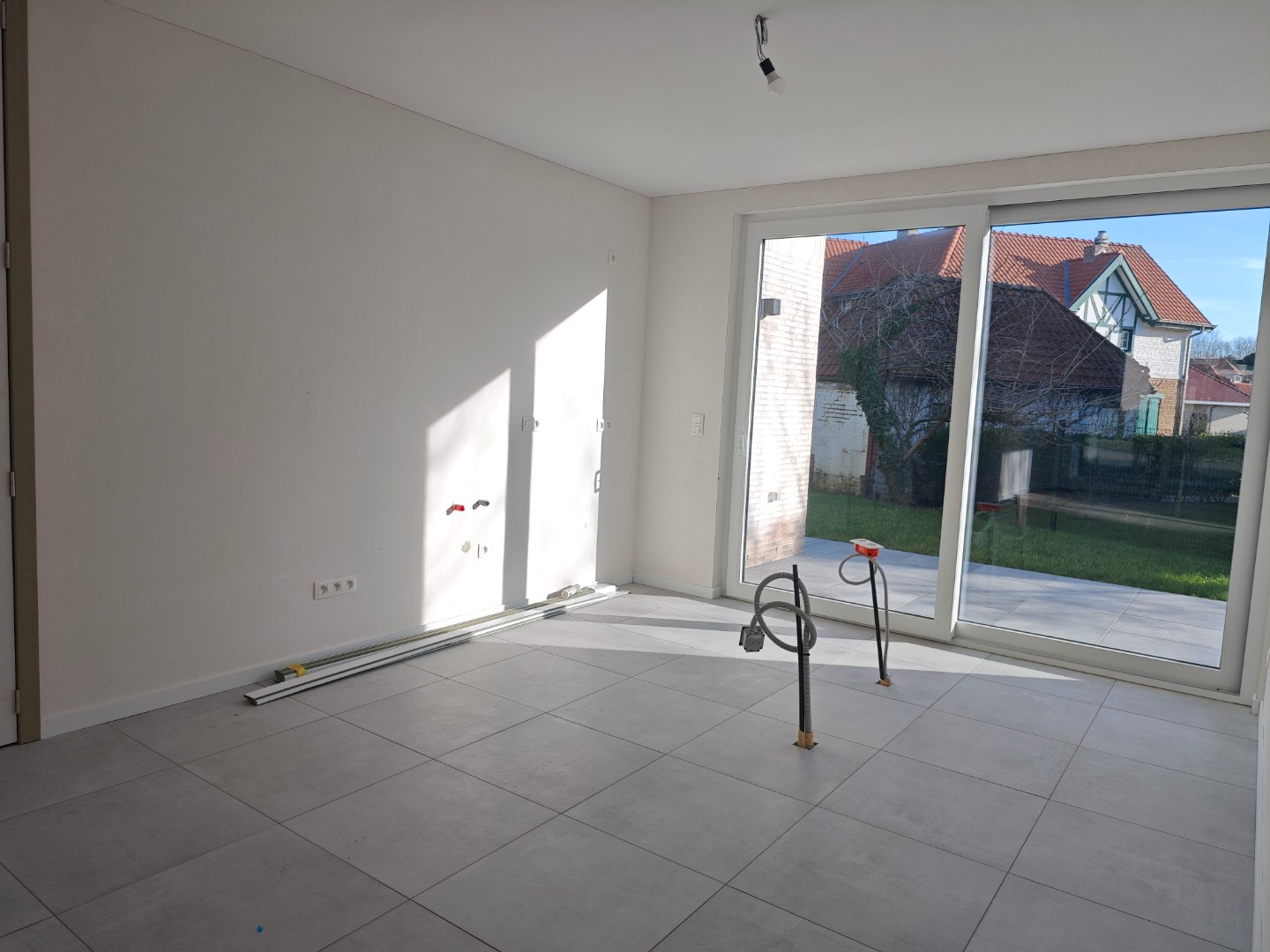 Lichtrijk gelijkvloers nieuwbouwappartement met ruime terrassen nabij de zee - foto 5