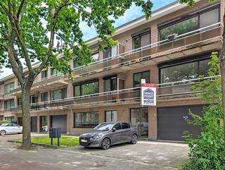 <p>In een aangename en rustige wijk te Mortsel vinden we dit ruim en praktisch ingedeeld appartement met 2 (mogelijkheid tot 3) slaapkamers. Op wandelafstand van openbaar vervoer (tram, trein, bus) en nabij winkels, biedt dit appartement de luxe van een centrale ligging doch in een rustige woonwijk. <br /><br /><strong>INDELING<br /></strong>We betreden het appartement via een ruime inkomhal die toegang biedt tot alle vertrekken. Hier vinden we tevens een kleine bergruimte met de cv-ketel en aansluiting voor wasmachine en droogkast.</p>
<p>De lichtrijke leefruimte geniet van grote raampartijen die uitgeven op het terras aan de voorzijde. Aansluitend bevindt zich de ruime keuken, eveneens met toegang tot het terras.</p>
<p>De badkamer is uitgerust met een dubbele lavabo en ligbad/douche.<br /><br />Achteraan bevinden zich twee volwaardige slaapkamers en een derde kamer die aansluit op de grootste slaapkamer — ideaal als dressing, bureau of extra slaapkamer. Via de grootste slaapkamer hebben we toegang tot het terras, welke toegang geeft tot de private tuin.</p>
<p><strong>BIJZONDERHEDEN<br /></strong>Kleinschalig gebouw.<br />Terras met private tuin.<br />Centrale verwarming d.m.v. condensatieketel op gas.<br />Inclusief garageplaats en kelderberging<br />VK: €100 (minuterie, water, blokpolis, reservefonds, onderhoud van de gang en syndickosten.)<br /><br /></p>
<p>Grondplan en attesten beschikbaar bij 'downloads'.</p>