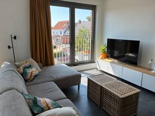 Ruim en lichtrijk appartement in hartje Arendonk<br /><br />In dit appartement op de bovenste verdieping van een unit met 5 appartementen heb je een weids uitzicht over de “skyline” van Arendonk. Doordat het appartement aan het uiteinde van het gebouw ligt, en er geen appartementen/hogere gebouwen tegenover gelegen zijn, heb je geen inkijk maar wel een open zicht op de omgeving.<br />Vanuit de inkomhal met gastentoilet kom je binnen in de keuken, uitgerust met alle apparaten zoals een combi-oven, elektrische kookplaat en vaatwasser, en een groot keukeneiland waaraan je gezellig kunt aperitieven. Aanpalend aan de keuken vind je de berging waar je de wasmachine, droogkast en voorraad kwijt kunt. Op deze keuken geeft een groot terras van 20m² uit waarop je 's ochtends in het zonnetje kunt ontbijten, en waar het 's avonds na een warme zomerdag nog goed toeven is. <br />In de ruime en lichtrijke living is er plaats voor een grote eettafel, gezellige zithoek én een bureau. Via een gang die aan het tweede terras (12m², westelijk georiënteerd) grenst, kom je in de nachthal waar je de badkamer met dubbele lavabo, douche en tweede toilet vindt, en 2 slaapkamers. Alle ruimtes zijn voorzien van vliegenramen.<br />Onder het gebouw bevinden zich tevens een berging en 1 ruime parkeerplaats, die inbegrepen zijn. Je fiets kan je kwijt in de gemeenschappelijke fietsenkamer op het gelijkvloers. <br /><br />Troeven van dit appartement:<br />- open zicht en privacy<br />- 2 grote terrassen<br />- Hoge plafonds en veel lichtinval door de hoge ramen rondom in de leefruimte<br />- Op wandelafstand van het centrum van Arendonk, maar toch rustig gelegen<br />- EPC label A<br />- recent gebouw (2021)
