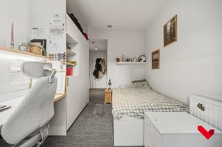 <p>Deze mooie en uitstekend onderhouden studentenkamer biedt alles wat je nodig hebt voor een comfortabel verblijf in Leuven. De kamer beschikt over een eigen badkamer met douche en toilet, een vast bureaumeubel, voldoende kastruimte en een privéfrigo.<br /><br />De gemeenschappelijke keuken vormt de ideale plek om samen met medestudenten te koken, te eten en even te ontspannen. Vanuit de kamer heb je bovendien rechtstreekse toegang tot het gemeenschappelijke terras en de tuin, een aangename en rustige buitenruimte midden in de bruisende studentenstad.<br /><br />Ook de ligging is een grote troef. De residentie bevindt zich op wandelafstand van de Vaartkom en het Sluispark, twee van de hipste en meest levendige buurten van Leuven. Bovendien liggen de verschillende faculteiten en campussen op een boogscheut.<br /><br />De residentie biedt studenten een aangename, comfortabele en gezellige woonomgeving, waar studeren, samenleven en ontspannen mooi in balans zijn.<br /><br />Huurprijs: €630/maand<br />Forfait nutsvoorzieningen: €60/maand<br />Forfait gemeenschappelijke en vaste kosten: €60/maand<br /><br />Minimum huurtermijn: 1 jaar<br /><br />Interesse of graag eens komen kijken? Voor meer informatie of een bezoek ter plaatse kan je contact opnemen via +32 16 23 21 45 of info@bvm-vastgoed.be.</p>