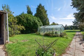 <strong>Te renoveren 4-gevelwoning met veel verbouwingsmogelijkheden en een vergunde loods.</strong><br />Hoofdgebouw (130m2): <br />Gelijkvloers: living, keuken, eetplaats, WC, bijkeuken; badkamer voorzien van douche, WC en lavabo. <br />Garage en ruime berging.<br />Eerste verdieping: 3 slaapkamers.<br />Zolderverdieping: 3 ruime zolderkamers van in totaal 85m2, welke kunnen omgevormd worden naar extra kamers.<br />Kelder: Kleine kelder.<br />Buiten: 2 Bijgebouwen van 26m2 en 22m2. Loods van 56m2 en hele grote verzorgde tuin.<br />Extra info: Dak hoofdgebouw vernieuwd in 2013 en ramen hoofdgebouw vernieuwd in 2017. <br />Deze woning is ideaal voor mensen die in de bouw of als tuinman actief zijn !