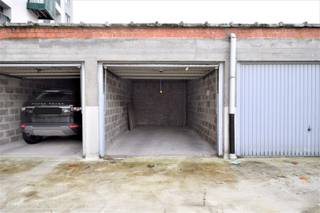 Deze garagebox is gelegen op de Kortrijksepoortstraat en geniet zo van een zeer gemakkelijke toegankelijkheid. Zowel de doorgang als de garagebox...