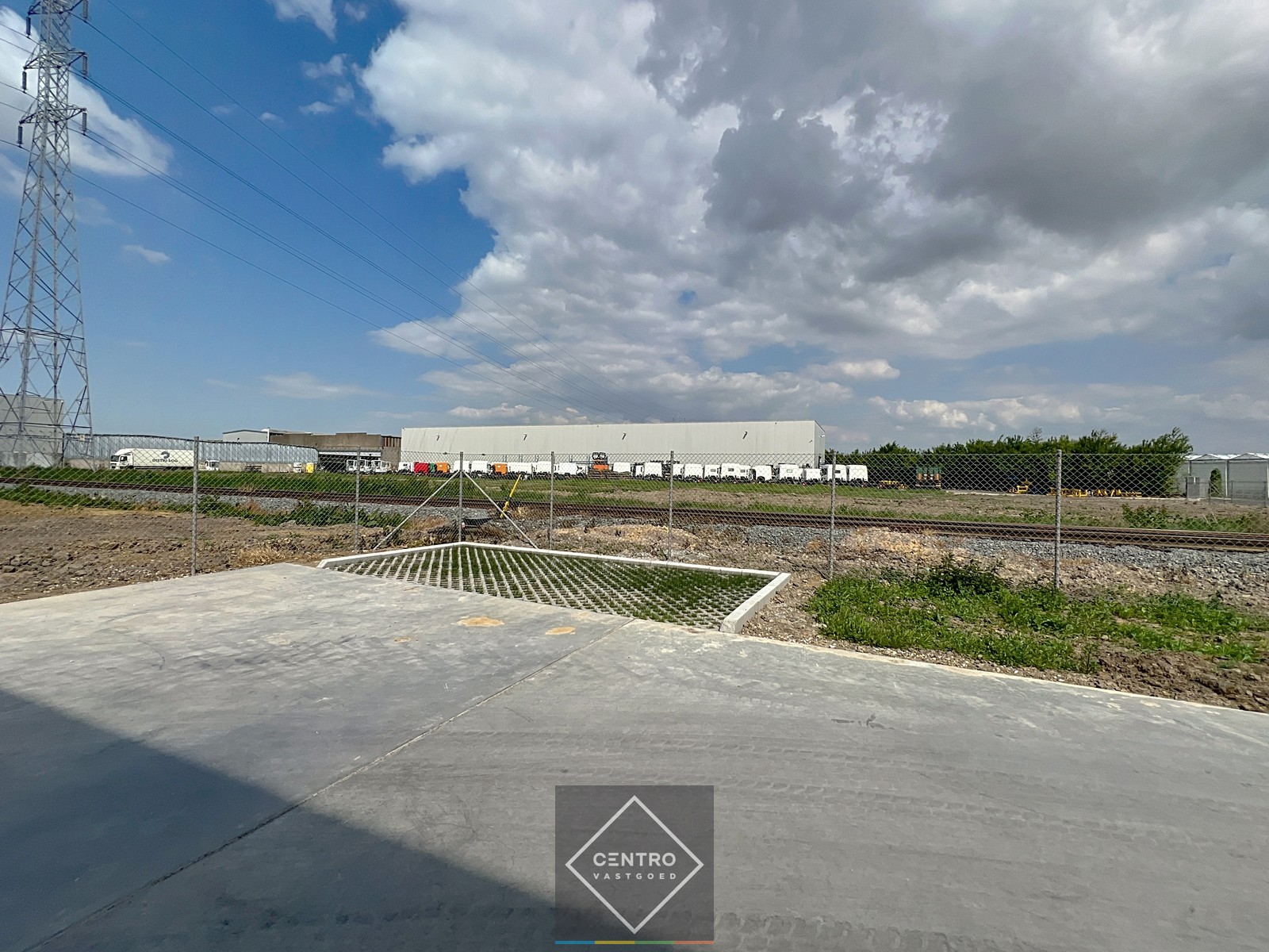 NB MAGAZIJN (vrije hoogte 7m !) , voorzien van sectionaalpoort, deur, raam en 3 parkeerplaatsen te SLEIHAGE (Oostnieuwkerke). - photo 4