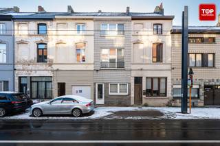 <p>Deze woning is gelegen op een gunstige locatie in de Gentse Rabotwijk, op slechts enkele minuten fietsen van het centrum van Gent. Openbaar vervoer, gezellige buurtwinkels, supermarkten en andere voorzieningen bevinden zich in de nabije omgeving, wat zorgt voor een vlotte bereikbaarheid en een aangename, levendige woonomgeving.</p>
<p>Indeling:</p>
<p>De woning bestaat uit een inkomhal die leidt naar een lichtrijke woonkamer, ingedeeld in een gezellige leefruimte en eetruimte. Aansluitend bevindt zich de moderne keuken, volledig uitgerust met alle nodige toestellen. De badkamer is voorzien van een lavabo en een inloopdouche, verder is er een praktische doorloop naar de tuin toe.</p>
<p>Op de eerste verdieping zijn er twee ruime slaapkamers. Via een vaste trap bereik je de zolderverdieping, waar zich nog twee extra slaapkamers bevinden, waarvan één als doorloopkamer.</p>
<p>Beschikbaar bij akte</p>
<p>Contacteer topvastgoed voor een bezoek op het nummer 0475 700 700</p>