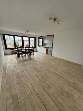 Dit verzorgde appartement op de tweede verdieping bevindt zich in een doodlopende straat, op een toplocatie nabij belangrijke invalswegen (E313,...