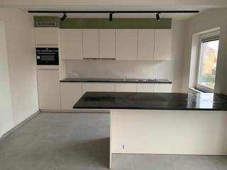Dit lichtrijke appartement bevindt zich op de 2e verdieping van een kleinschalig gebouw en geniet van een rustige ligging, op wandelafstand van de markt, het sportcentrum en het openbaar vervoer.<br /> <br />Het appartement omvat :
<ul>
<li>Een inkomhal met apart toilet</li>
<li>Een lichtrijke leefruimte met open keuken, voorzien van alle toestellen</li>
<li>Een badkamer met inloopdouche en lavabo</li>
<li>2 slaapkamers</li>
</ul>
Rustige en centrale ligging<br /><br />Huurprijs : € 845 / maand<br /><br />Vrij vanaf 1 oktober 2026<br /><em>De overige foto’s volgen.</em><br /> <br />Interesse?<br />Stuur mail voor meer informatie of <strong>plan een bezoek tijdens de openkijkdag</strong> op :<br />- vrijdag 25/09 tussen 16u en 18u
