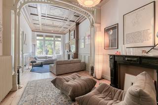 Ontdek dit magnifieke huis dat momenteel te koop wordt aangeboden, perfect gesitueerd in hartje Brussel. Dit unieke pand combineert historische charme met royale, hedendaagse ruimtes. De prachtige authentieke elementen zijn zorgvuldig bewaard gebleven, wat zorgt voor een ongeëvenaard karakter doorheen het hele huis. Wie dit indrukwekkende huis wil kopen, vindt hier een ware oase van rust dankzij de idyllische binnentuin en de uitstekende bereikbaarheid in de stad.De indeling van dit pand dat wij te koop aanbieden is uiterst ruimtelijk en logisch opgebouwd:Gelijkvloers: Een royale inkomhal die naadloos toegang biedt tot het afzonderlijke bureel, de ruime leefruimte en de keuken. Vanuit de leefgedeelten bereik je de binnentuin of patio, die op zijn beurt toegang verleent tot een ruim bijgebouw. Dit bijgebouw doet momenteel perfect dienst als atelierruimte.Eerste verdieping: Een nachthal die leidt naar drie volwaardige, ruime slaapkamers en een eerste comfortabele badkamer.Tweede verdieping: Een open ruimte met mogelijkheden voor twee tot drie extra slaapkamers en een tweede badkamer.Bestemming: WoningOnroerend goed ingeschreven op de bewaarlijst / beschermd / procedure tot inschrijving of bescherming lopende: neenVerkavelingsvergunning: neenOnroerend goed gelegen in een voorkooprechtperimeter: neenVoorkeurrecht voor de huurder: neen