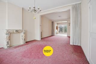 Te renoveren woning met veel op potentieel op topligging. Op een uitstekende locatie langs de Kaaiplaats in Veurne bevindt zich deze ruime woning met stadstuin en tal van mogelijkheden. Deze eigendom is ideaal voor wie op zoek is naar een renovatieproject met karakter en potentieel, op wandelafstand van het centrum, winkels, scholen en openbaar vervoer. Op het gelijkvloers beschikt de woning over een inkomhal, een leefruimte met zicht op de tuin, een keuken, een wasplaats en een polyvalente ruimte die perfect kan dienen als berging, bureau of extra slaapkamer. De indeling biedt een mooie basis om een hedendaagse en lichtrijke woonruimte te creëren met directe connectie naar de gezellige stadstuin. Op de eerste verdieping bevinden zich drie volwaardige slaapkamers en een badkamer. De tweede verdieping omvat een vijfde slaapkamer en een ruime zolder met bijzonder veel potentieel. Deze ruimte kan worden omgevormd tot extra kamer, hobbyruimte of een master suite. De woning beschikt over een aangename stadstuin waar het rustig vertoeven is, een absolute troef in deze centrale ligging.<br />Bent u op zoek naar een ruime woning die u volledig naar eigen smaak kan renoveren op een toplocatie in Veurne? Dan is dit pand beslist een bezoek waard.<br />De vermelde prijs is een richtprijs. Elk bod, zowel hoger als lager dan deze prijs, wordt voorgelegd aan de eigenaar, die zich het recht voorbehoudt om dit te aanvaarden of te weigeren.<br />Neem voorsprong met een vrijblijvende en gratis schatting van uw eigendom via:<br />http://www.residentievastgoed.be/gratisonlineschatten