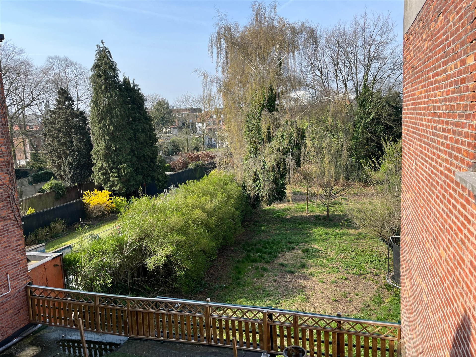 Appartementsgebouw met parking en zeer grote tuin! - foto 3