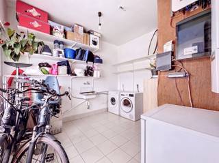 <p><span>Deze verzorgde gesloten bebouwing biedt een mooie combinatie van ruimte, comfort en een rustige ligging in Sint-Pauwels. Via de inkomhal betreedt u de woning, waar u meteen beschikt over een praktische berging/wasruimte met aansluiting voor wasmachine en droogkast, plaats voor het stallen van fietsen en extra opbergruimte. Verder is er een apart toilet aanwezig. De gezellige woonkamer vormt het hart van de woning en sluit aan op een moderne, afzonderlijke ingerichte keuken.</span></p><p><span>Buiten geniet u van een volledig afgesloten tuin met een gezellig terras, centraal in de tuin gelegen, waar u in alle privacy kan ontspannen.</span></p><p><span>Op de eerste verdieping bevinden zich twee slaapkamers, een praktische strijkkamer/bureau en een badkamer uitgerust met een douche, ligbad, lavabomeubel met lavabo en toilet. De tweede verdieping biedt nog twee bijkomende slaapkamers, waardoor deze woning ideaal is voor grotere gezinnen of wie extra ruimte zoekt.</span></p><p><span>De woning wordt verwarmd op aardgas, beschikt over een conforme elektrische installatie, is asbestveilig en behaalt een zeer gunstig EPC-label B. Bovendien zijn er 10 zonnepanelen aanwezig, wat bijdraagt aan een lagere energiefactuur en een energiezuinig wooncomfort.</span></p><p><span>De ligging vormt een extra troef: rustig gelegen in het landelijke Sint-Pauwels, met winkels, scholen en openbaar vervoer in de nabije omgeving en een vlotte verbinding naar Sint-Niklaas en de omliggende gemeenten.</span></p><p><span>Mis deze kans niet! Voor meer informatie of een bezoek, contacteer ons vandaag nog via 03 500 05 40.</span></p>