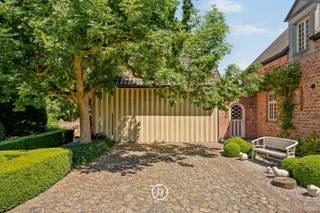 Exclusieve koetsierswoning met zwembad op de Heikant<br /><br />Op de grens tussen Berlare en Zele bevindt zich deze karaktervolle koetsierswoning uit 2003, discreet gelegen in een groene en rustige woonomgeving.<br /><br />De woning biedt ca. 487 m² bewoonbare oppervlakte en combineert royale leefruimtes met een tijdloze landelijke architectuur. Rond de centrale koetsiersgang bevinden zich onder meer een lichtrijke leefruimte met gashaard, een volledig uitgeruste keuken met ontbijthoek, bureauruimte, leeskamer, dubbele garage en vijf slaapkamers.<br /><br />Buiten geniet u van een verwarmd zwembad, ruime terrassen en een prachtig aangelegde tuin die maximale privacy garandeert.<br /><br />Extra troef: de naastgelegen schuur, achterliggende weides en de vooraan gelegen renovatiewoning kunnen optioneel worden mee aangekocht. Ideaal voor paardenliefhebbers, een vrij beroep, kangoeroewonen of wie op zoek is naar bijkomende ruimte en mogelijkheden.<br /><br />Een unieke eigendom voor wie waarde hecht aan rust, privacy en kwalitatief wonen in het groen.