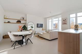 Op de vierde verdieping van een verzorgd gebouw bevindt zich dit volledig gerenoveerde en instapklare appartement, bereikbaar via lift of...