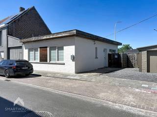 <p>Energiezuinige woning op een centrale locatie bestaande uit een inkomhal met gastentoilet, lichtrijke leefruimte met eet-en zithoek, uitgeruste open keuken met aanpalende berging, was/bergplaats, 2 ruime slaapkamers, ingerichte badkamer (ligbad met douchemogelijkheid en lavabomeubel) en een onderhoudsvriendelijke (omheinde) tuin met aangelegde zonneterrassen en tuinberging.</p>
<p>Extra troeven:</p>
<ul>
<li>Energiezuinig</li>
<li>Voorzien van 9 zonnepanelen</li>
<li>Conforme keuring elektriciteit</li>
<li>Vernieuwd dak in 2020</li>
<li>Parkeergelegenheid voor de woning</li>
<li>Vlotte verbinding naar scholen, winkels, openbaar vervoer en belangrijke in-en uitvalswegen</li>
<li>Instapklaar</li>
</ul>
<p> </p>
<p>Deze woning is te koop ZONDER makelaar via het concept van Smart Houses! Wenst u verdere inlichtingen of bezoek? Contacteer rechtstreeks de eigenaar via 0473/64.94.51</p>