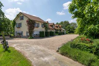 We bevinden ons in het mooie Oudsbergen. De villa is gelegen in een doodlopende straat en omgeven door groen en vergezichten. Het domein is...