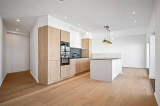 <p><span>Op de plaats van een industriële site, herrees dit statig brede gebouw met 4 luxe- appartementen, verdeeld over de eerste en tweede verdieping en gebouwd om de volgende eeuw te trotseren. Dit appartement is één van de vier exclusieve wooneenheden en wordt te koop aangeboden onder het registratierecht. Met de EPC A-score voldoet het appartement aan de energiedoelstelling van 2050. Het comfort wordt verhoogd dankzij: vloerverwarming, 6 zonnepanelen, een thuisbatterij van 5 kW, ventilatiesysteem C, 20 cm dakisolatie (EPDM uit één stuk), een warmtepomp, zonwerend glas, aluminium ramen, videofoon, enz. Dit appartement heeft een bruikbare vloeroppervlakte van ca. 100 m² en onderscheidt zich binnen het project door zijn eigen plafondhoogte, terrasoppervlakte, indeling, raamoppervlakte en uitzicht. De gemeenschappelijke delen maken indruk door: vloermatkader, fietsenberging (oplaadmogelijkheid), technische berging, led-strips en natuurstenen trapbekleding.  De brede living met eiken parket, open keuken en grote raampartijen, geeft u uitzicht op de Vaart en de Plaisancebrug. In de keuken met greeploze fronten en eiland, schittert het keramisch werkblad naast de Electrolux-apparaten: koelkast, freezer, kookplaat met geïntegreerde afzuiging, vaatwasser, microgolf en oven. Bij de afwerking werd veel aandacht besteed aan detail en kwaliteit, met onder meer praktisch te onderhouden ramen, verzorgd schilderwerk en perfect afgewerkte deuren. De badkamer is luxueus afgewerkt met douche/inloopdouche, digitale kraan, verlichte nis, eiken lavabomeubel, verwarmde spiegel en infraroodpaneel.  De master bedroom en tweede kamer met eiken parket, kijken uit op een betegeld terras met Thermowood wandafwerking. Een bijzonder energiezuinig en hoogwaardig afgewerkt appartement, één van slechts vier appartementen in dit exclusieve project.</span></p>