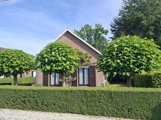 In een rustige straat in Berlare en toch nabij het centrum vindt u deze charmante woning omgeven door een mooi aangelegde en verzorgde tuin...