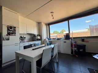 Het duplexappartement (n° 13) gelegen op de eerste en tweede verdieping en er omvattende: inkom, eetruimte, zitruimte, terras, open keuken,...