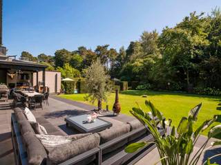 Voor verdere info of een vrijblijvende waardebepaling van uw eigendom: nessim@homixx.be of 03/653.11.96<br /><br />Ontdek deze functionele ruime villa aan de toegangspoort van de gerenommeerde wijk Vriesdonk te Brasschaat.<br /><br />Deze uitzonderlijke woning verwelkomt u via een stijlvolle inkomhal met vestiaire en een gastentoilet. De royale leefruimte staat in directe verbinding met de open keuken, die volledig is geïnstalleerd met kwalitatieve Miele-toestellen. Het eigendom beschikt over maar liefst vijf volwaardige slaapkamers, waaronder een ingerichte woonzolder. Het sanitair omvat twee luxueuze badkamers: de eerste badkamer is uitgerust met een ligbad, inloopdouche en dubbele lavabo, terwijl de tweede badkamer over een comfortabele douche en lavabo beschikt. <br /><br />Buiten ervaart u het ultieme vakantiegevoel in de prachtig aangelegde, zuidgerichte tuin met terras. Het splinternieuwe zwembad en het bijhorende poolhouse met doucheruimte bieden alle nodige luxe voor ontspanning. Ook op vlak van parkeergelegenheid en duurzaamheid laat deze villa niets te wensen over: er is een ruime garage voor drie auto's, drie buitenstaanplaatsen, een laadpaal, centrale verwarming op aardgas én bovendien de zonnepanelen met certificaten en terugdraaiende teller.<br /><br />Neem contact op voor meer info of een uw persoonlijk bezoek.