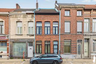 BEZOEKDAG op afspraak woensdag 16/09 tussen 16u en 18u<br />Deze bijzonder ruime en charmante gezinswoning in Temse combineert authentieke elementen, hoge plafonds en een aangename lichtinval met een prachtige, uitgestrekte groene tuin. De royale leefruimtes, het warme karakter en de mogelijkheid tot vier slaapkamers maken dit een ideale woning voor wie op zoek is naar ruimte en gezelligheid.<br /><br />Gelijkvloers<br />- Inkomhal <br />- Charmante en gezellige leefruimte met hoge plafonds en authentieke details<br />- Ruime eetplaats met aansluitend de keuken<br />- Lichtrijke keuken dankzij de grote raampartijen<br />- Groot schuifraam met een mooie verbinding tussen binnen en buiten<br />- Apart gastentoilet met plaats voor wasmachine en droogkast<br /><br />Eerste verdieping<br />- Twee volwaardige slaapkamers<br />- Badkamer met bad<br />- Overloop met derde slaapkamer<br /><br />Tweede verdieping<br />- Ruime zolderruimte met potentieel voor een vierde slaapkamer, bureau of hobbyruimte<br /><br />Een absolute troef is de ruime en groene achtertuin. Het gezellige terras sluit mooi aan op de woning, terwijl de uitgestrekte tuin volop ruimte biedt om te ontspannen. <br /><br />Algemeen<br />- EPC-label C – geen renovatieverplichting<br />- Asbestveilig<br />- Bijzonder ruime bewoonbare oppervlakte<br />- Mogelijkheid tot vier slaapkamers<br />- Hoge plafonds en authentieke elementen<br />- Veel natuurlijke lichtinval<br />- Uitgestrekte groene tuin met terras<br />- Gunstige ligging in Temse, met winkels, scholen en andere voorzieningen in de nabije omgeving<br /><br />Een karaktervolle gezinswoning met verrassend veel ruimte en een prachtige tuin, ideaal voor wie charme, licht en wooncomfort wil combineren op een centrale locatie in Temse.