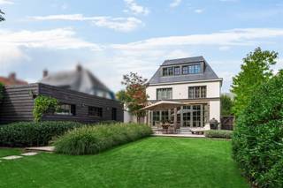 <p><span>Gelegen aan een prachtige laan op loopafstand van het bruisende centrum van Hoogstraten ligt deze volledig gerenoveerde villa op een perceel van ca. 900 m².</span></p><p><span> </span></p><p><span>Indeling</span></p><p><span>U komt binnen in de entréehal met gastentoilet en trap naar de verdieping. Vanuit de hal toegang tot de keuken met aansluitend de ruime eetkamer / orangerie met zicht op de tuin en toegang tot het terras. De living is verdeeld in een TV kamer aan de voorzijde en een centrale zitkamer welke aansluit op de eetkamer, beiden op eiken parket. De zitkamer is tevens voorzien van een open haard op gas en heeft een open verbinding naar de eetkamer / leefkeuken. Dankzij twee dubbele tuindeuren kan de achtergevel vrijwel volledig worden geopend naar het terras. De keuken is voorzien van diverse inbouwtoestellen, de eetkamer beschikt nog over een gashaard, vloerverwarming en airconditioning. Vanuit de leefkeuken ook toegang tot de achteringang met vestiaireruimte.</span></p><p><span> </span></p><p><span>1e Verdieping</span></p><p><span>De nachthal met afzonderlijk toilet geeft uit op drie ruime slaapkamers waarvan twee met ingemaakte kasten, en een badkamer met ruime inloopdouche en dubbele lavabo. </span></p><p><span> </span></p><p><span>2e Verdieping</span></p><p><span>Op de bovenste verdieping bevindt zich de masterbedroom bestaande uit een dressingkamer met ingemaakte kasten, slaapkamer voorzien van airconditioning en een ruime badkamer voorzien van ligbad, inloopdouche, toilet en dubbele lavabo.</span></p><p><span> </span></p><p><span>Kelder</span></p><p><span>De woning is volledig onderkelderd met een bergruimte voorzien van voorraadkasten, een royale wasruimte met aansluitingen voor wasmachine en droger, een kleine wijnkelder alsook een speelkamer en een bergkelder. Deze "leefruimtes" in de kelder hebben daglicht en verwarming. </span></p><p><span> </span></p><p><span>Garage</span></p><p><span>De vrijstaande garage is voorzien van een automatische poort en biedt voldoende ruimte. </span></p><p><span> </span></p><p><span>Tuin en buitenruimtes</span></p><p><span>De tuin is prachtig aangelegd met ruime terrassen in blauwe steen en is omheind. Perfecte Zuid-oriëntatie! Achterin de tuin bevindt zich nog een "tuincafé" met ingerichte bar en een toilet. Aan de voorzijde van de woning zijn meerdere parkeerplaatsen voorzien alsook een aansluitpunt voor opladen van voertuigen.</span></p><p><span> </span></p><p><span>Bijzonderheden</span></p><p><span>In 2021 is deze woning volledig gerenoveerd met oog voor detail en aandacht voor technische duurzaamheid. </span></p><p><span>De woning is voorzien van hedendaags comfort zoals een uitgebreid alarmsysteem, camerabewaking, airconditioning, zonnepanelen, etc.</span></p><p><span> </span></p><p><span>Meer inlichtingen via ons kantoor.</span></p>