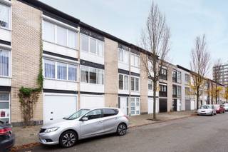 Deze ruime woning bevindt zich in een autoluwe en kindvriendelijke woonwijk waar uitsluitend plaatselijk verkeer toegelaten is. Hierdoor geniet je...