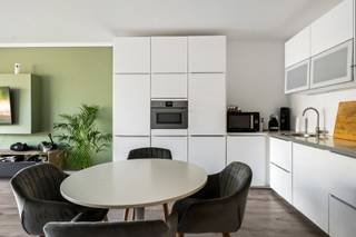 Op de gelijkvloerse verdieping van een verzorgd gebouw aan de Mechelsesteenweg in Lier wacht een frisse, lichte twee-kamer appartement die meteen goed aanvoelt. Geen overbodige toeters en bellen, gewoon een slimme indeling, kwalitatieve afwerking en alles op zijn plek.<br /><br />De keuken werd enkele jaren geleden volledig vernieuwd. Strak, functioneel en klaar voor de dagelijkse stormloop, of die nu bestaat uit snel koken na het werk of uitgebreid brunchen in het weekend. De badkamer volgde hetzelfde pad: vernieuwd, met een ruime inloopdouche die van elke ochtend een moment maakt. Een apart toilet zorgt voor extra comfort, iets wat je in dit segment zelden zomaar krijgt.<br /><br />De berging binnen het appartement geeft je de opbergruimte die je in de stad zo vaak mist. En de autobox achter het gebouw? Die maakt het plaatje helemaal compleet. Droog, veilig en altijd beschikbaar, geen rondjes rijden, geen gedoe.<br /><br />De ligging aan de Mechelsesteenweg is een troef op zich. Verbindingsweg bij uitstek: Lier, Mechelen en de rest van de regio liggen allemaal binnen handbereik. Winkels, openbaar vervoer en het gezellige centrum van Lier op een boogscheut.<br /><br />Instapklaar, compleet en met een prijs-kwaliteitsverhouding die de markt zelden biedt.<br /><br />Troeven:<br />– EPC C: 240kWh/m2<br />– Elektra conform<br />– 2 slaapkamers<br />– Vernieuwde keuken<br />– Vernieuwde badkamer met inloopdouche<br />– Autobox achter het gebouw<br />– Vlotte verbinding Lier – Mechelen