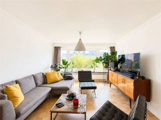 <p><span>GENT - Gustaaf Callierlaan 161 - Ben je op zoek naar een lichtrijk en charmant appartement met garagebox te huur in Gent? Dan is dit pand mogelijk iets voor jou.</span></p><p><span> </span></p><p><span>De belangrijkste troeven op een rij:</span></p><ul><li><span>Lichtrijk en ruim</span></li><li><span>Gelegen aan het Zuidpark</span></li><li><span>Nabij belangrijke in- en uitvalswegen </span></li><li><span>Inclusief garagebox en kelderberging</span></li></ul><p><span> </span></p><p><span>Indeling:</span></p><p><span>Inkomhal met ingebouwde kasten, gastentoilet, badkamer uitgerust met ligbad en lavabomeubel (incl. aansluiting wasmachine), drie slaapkamers, ruime leef- en eetruimte, volledig ingerichte keuken.</span></p><p><span>Ruim balkon aansluitend op de keuken en de slaapkamer.</span></p><p><span> </span></p><p><span>Inclusief garagebox en kelderberging.</span></p><p><span> </span></p><p><span>Belangrijke info:</span></p><p><span>Beschikbaar vanaf: 01/06/2026. Domicilie verplicht.</span></p><p><span>Huurprijs: 1250 EURO/maand + 150 EURO/maand provisie (inclusief algemene kosten, verbruik water en verwarming).</span></p><p><span> </span></p><p><span>Interesse in dit tof appartement? Vraag dan snel jouw bezoek aan via onze website!</span></p><p><span> </span></p>