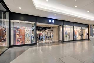 Cet espace commercial d'environ 230 m² est situé dans le célèbre centre commercial Shopping 1 Genk, actuellement ouvert sous le nom de WE...