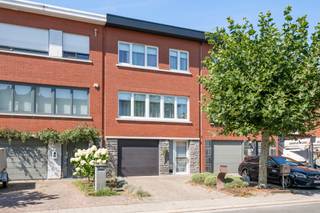 Op zoek naar een ruime woning met een aangename indeling, een diepe zonnige tuin én de mogelijkheid om ze volledig naar eigen smaak te vernieuwen? Dan verdient deze bel-etagewoning in de Populierenlaan te Aartselaar zeker uw aandacht.<br /><br />Met een<strong> bewoonbare oppervlakte van ca. 162 m² </strong>biedt deze degelijke woning veel ruimte voor gezinnen, thuiswerkers of wie graag comfortabel woont met voldoende bergruimte.<br /><br />Op het <strong>gelijkvloers </strong>verwelkomt de woning u met een inkomhal en apart toilet. Verder bevinden zich hier een ruime garage en een praktische wasplaats. Via de achterzijde is er toegang tot de diepe en zonnige tuin, een heerlijke buitenruimte met tal van mogelijkheden om te genieten, te ontspannen of gezellig samen te komen.<br />De <strong>eerste verdieping</strong> vormt het hart van de woning. De ruime woonkamer in L-vorm biedt verschillende mogelijkheden voor een gezellige zithoek en eetruimte. Aansluitend bevindt zich de praktische keuken.<br />Op de <strong>tweede verdieping</strong> bevinden zich drie slaapkamers: twee ruime kamers en een kleinere kamer die eveneens dienst kan doen als kinderkamer, dressing, bureau of hobbyruimte. De verdieping wordt vervolledigd door een badkamer.<br /><br />Deze woning is degelijk gebouwd, heeft <strong>een zeer goed EPC (B)</strong> en biedt een uitstekende basis, maar kan vandaag hier en daar wat opfrissing gebruiken. Precies daarin schuilt haar charme: u krijgt de kans om stap voor stap een woning te creëren die helemaal aansluit bij uw eigen stijl en woonwensen.<br />Kortom, een eigendom met veel lichtinval, 162 m2 ruimte, een diepe zonnige tuin, drie slaapkamers, garage en een praktische indeling: een mooie combinatie voor wie op zoek is naar een ruime gezinswoning met karakter en potentieel in Aartselaar.